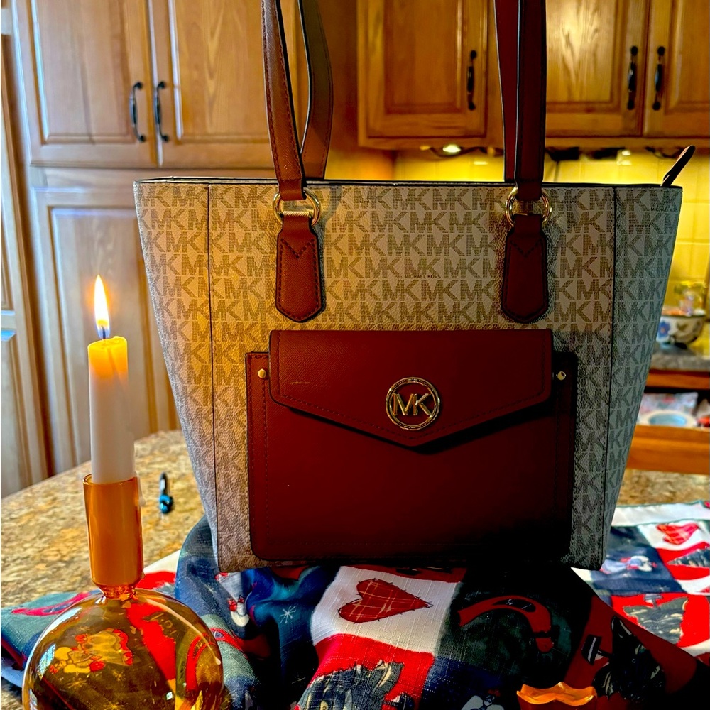 Shoulder bag like new H 9 1/2 x W 13 x 61/2